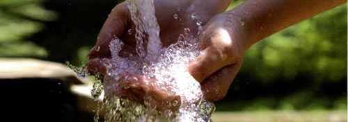 Mains dans l'eau